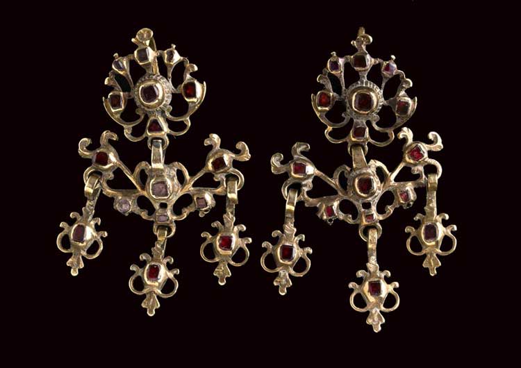 GOLD AND GARNET EARRINGS - ITALY, ... 