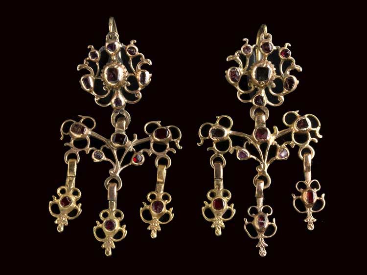GOLD AND GARNET EARRINGS - ITALY, ... 