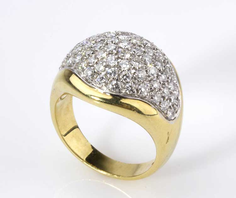 GOLD DIAMOND RING; pavè-set with ... 