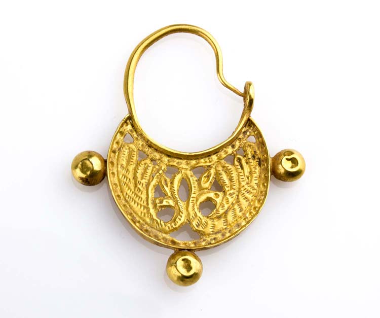 Byzantine gold earring  8th - 9th ... 