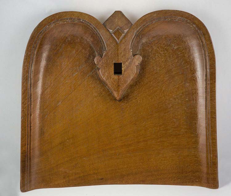 Pale-wood bilobed plate with a ... 
