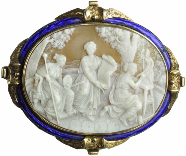 Large shell cameo set in a ... 