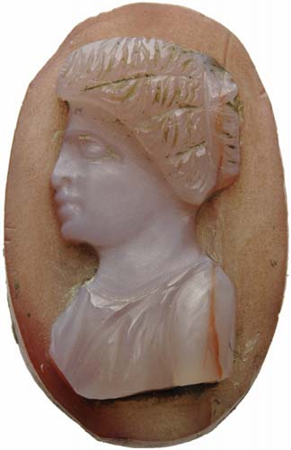 Agate cameo. Draped bust of a ... 