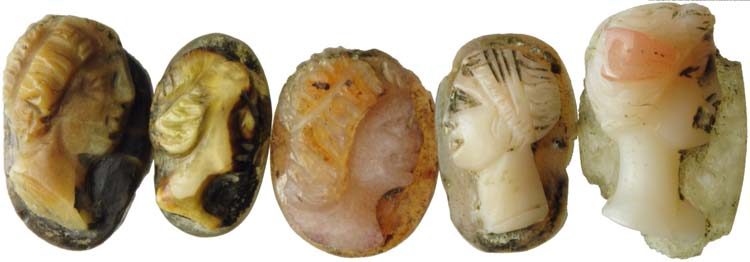 Lot of five agate cameos. Female ... 