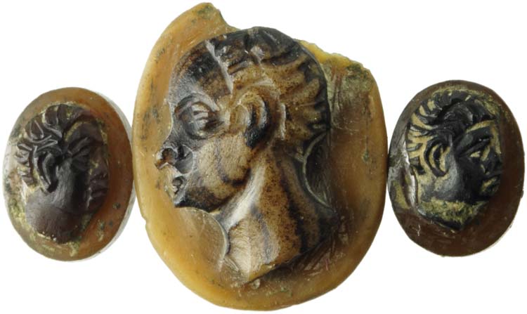Lot of three agate cameos. Moor ... 