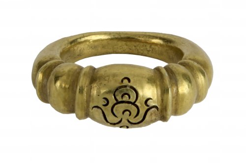 AN INDONESIAN GOLD RING WITH ... 