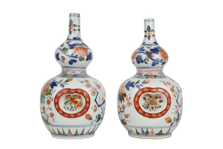 A PAIR OF ENAMELLED AND GILT IMARI ... 