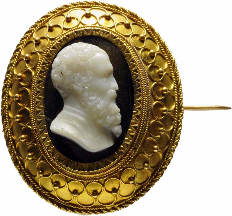 Onyx cameo set on a golden brooch. ... 