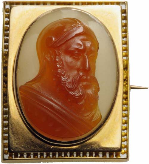 Cameo in agate set on a golden ... 
