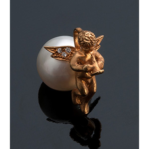 18K gold pearl pendant
depicting a ... 