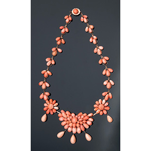 9K GOLD AND CORAL COLLIER
an ... 