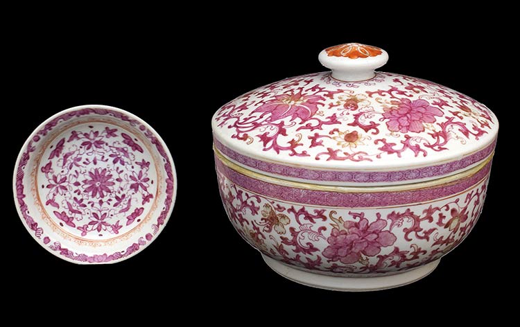 A QING DYNASTY FAMILLE ROSE TUREEN ... 