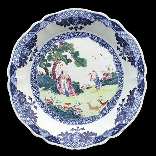 A LARGE QING DYNASTY FAMILLE ROSE ... 