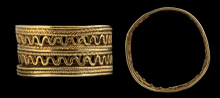 An etruscan gold ring. The hoop ... 