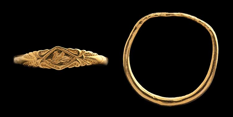 A greek gold ring. Sphynx. On the ... 