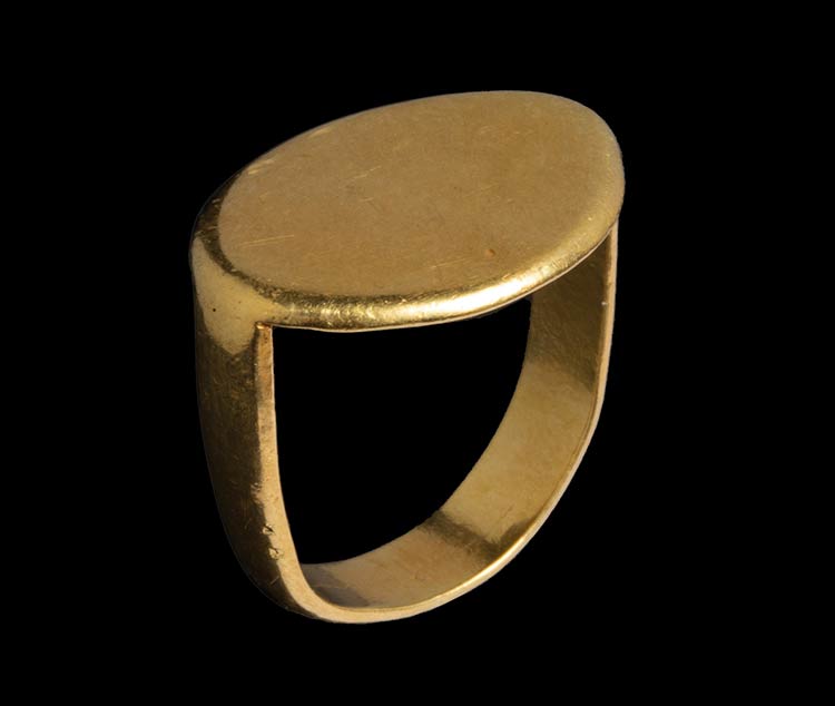 A greek gold ring. Smooth bezel. ... 