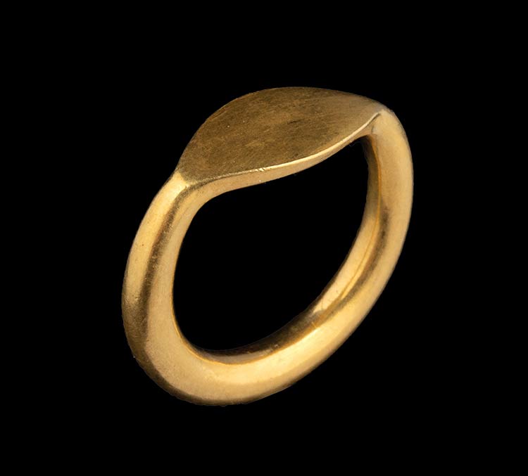 A greek gold ring. Smooth bezel. ... 