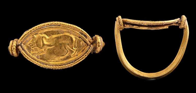 An etruscan gold ring. Lion. Bezel ... 