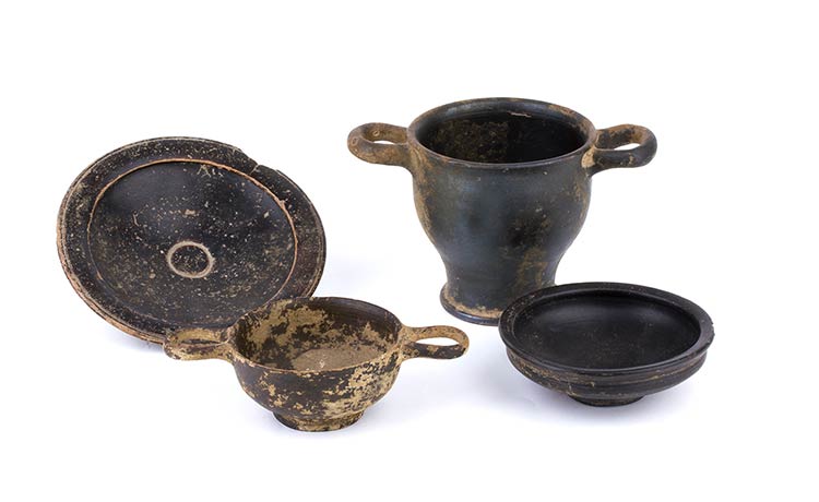 Gruppo di quattro vasi etruschi a ... 