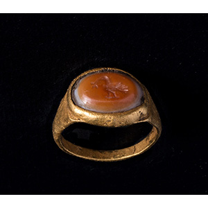 Roman gold and agate finger ring  ... 
