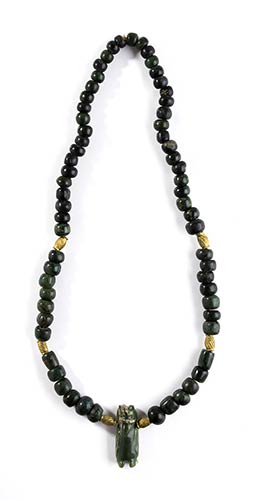 A HARDSTONE NECKLACE WITH PENDANT  ... 