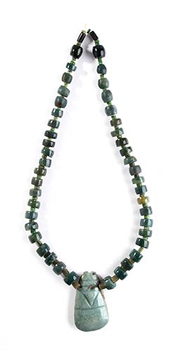A HARDSTONE NECKLACE WITH PENDANT  ... 