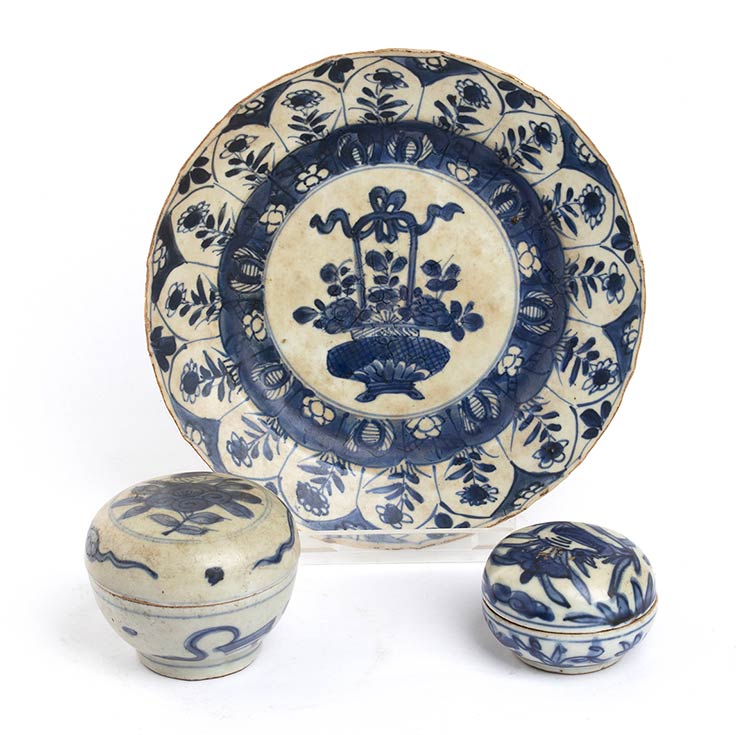A BLUE-AND-WHITE PORCELAIN DISH ... 