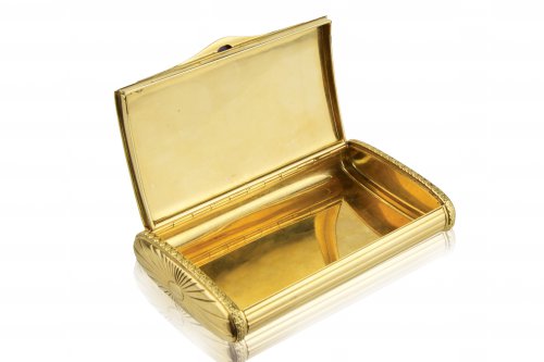 Gold tobacco tin  An 18K gold ... 