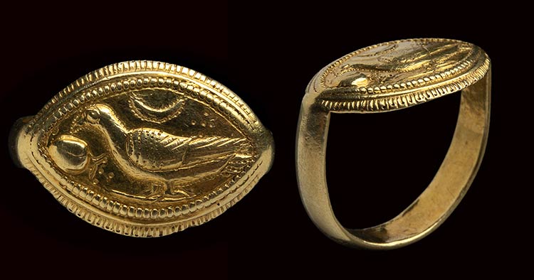 An etruscan gold ring with ... 