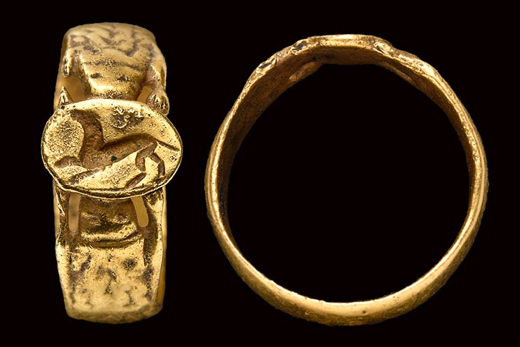 An etruscan gold ring with ... 
