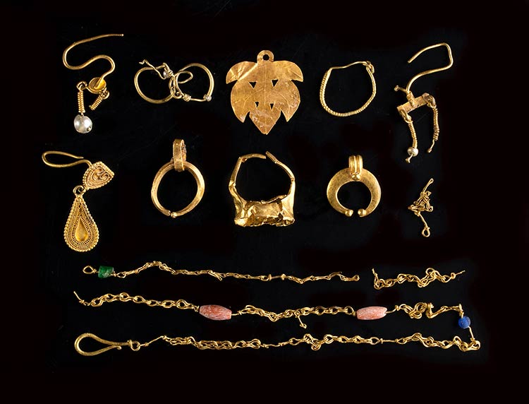 A group of gold roman jewellery. ... 