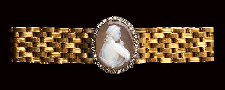 A fine  agate cameo mounted in a ... 