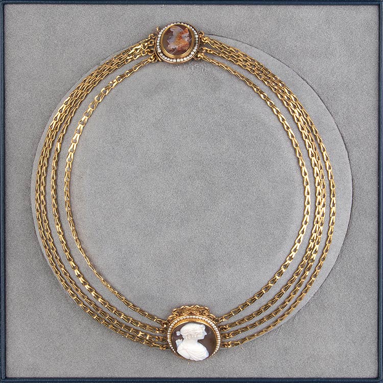 An elegant gold necklace with two ... 