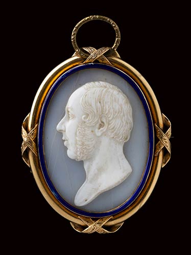 A shell cameo mounted in a gold ... 