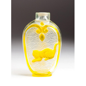 Inscribed cat glass snuff bottle; ... 