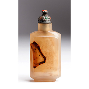Carved chalcedony snuff bottle;
XX ... 