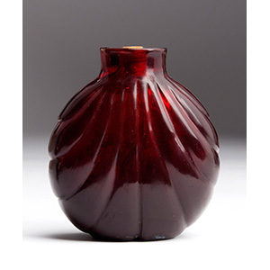 Carved red glass snuff bottle;
XX ... 