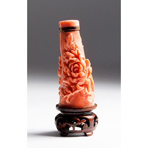 Carved pink coral snuff bottle;
XX ... 