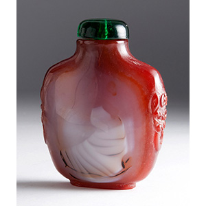 Carved agate snuff bottle;
XX ... 