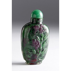 Carved hard stone snuff bottle;
XX ... 