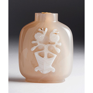 Carved Chalcedony snuff bottle;
XX ... 