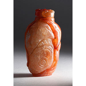 Carved agate snuff bottle; XX ... 