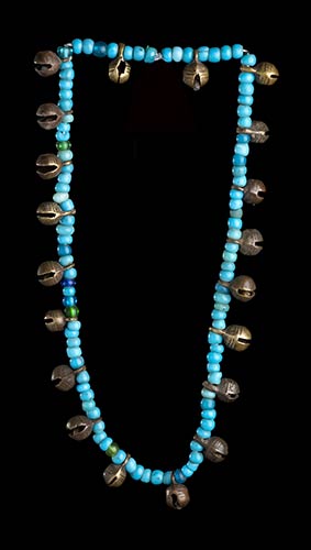 A GLASS BEADS NECKLACE WITH SMALL ... 