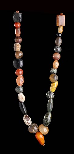 A STONE BEADS NECKLACE66 ... 