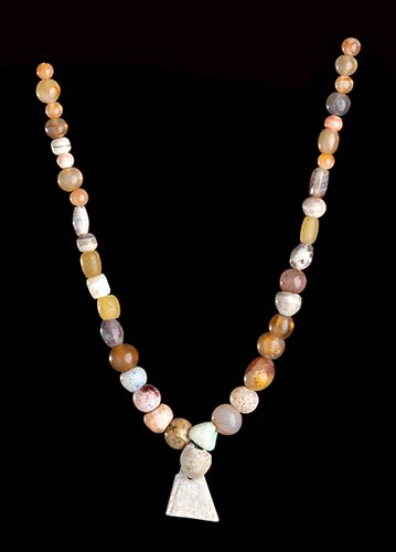 A GLASS AND STONE BEADS NECKLACE ... 