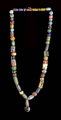 A GLASS BEADS NECKLACE WITH ... 