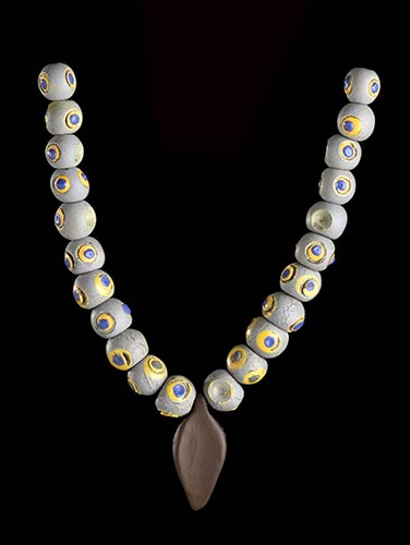 A GLASS BEADS NECKLACE WITH ... 