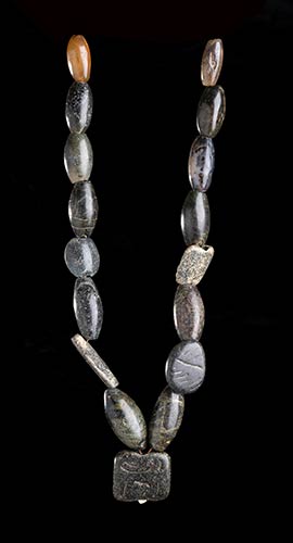 A STONE BEADS NECKLACE WITH ... 