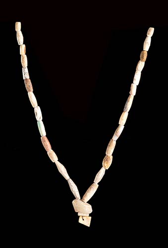 A STONE AND ALABASTER BEADS ... 