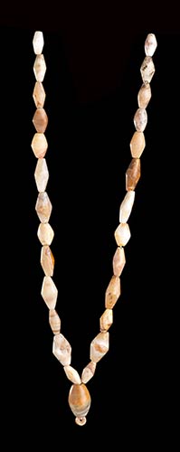 AN ALABASTER BEADS NECKLACE64 ... 